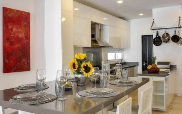 La Vista by Las Flores