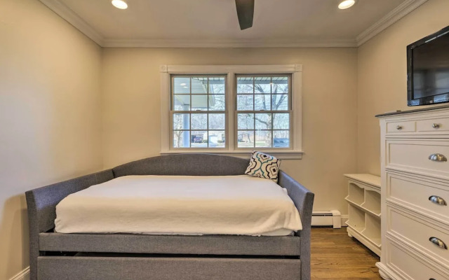 Mattituck Home w/ Fireplaces - Near Wineries