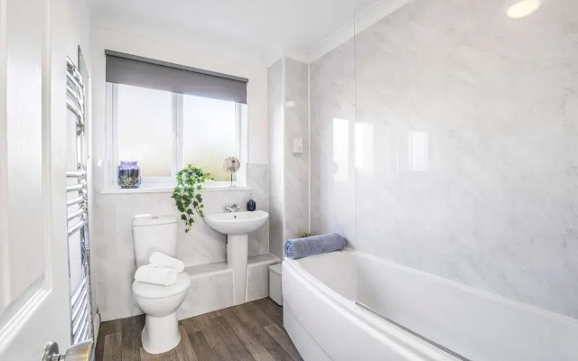 Elegant 4BR House Near City Centre Angus Suites