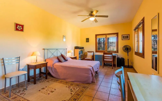 Fanila in J vea With 4 Bedrooms and 3 Bathrooms