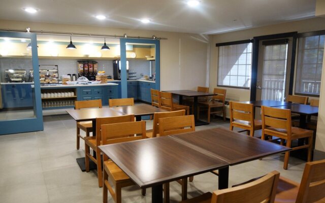 Country Inn & Suites by Radisson, Pigeon Forge South, TN