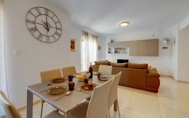 Stylish, Bright and Airy Apart in Central Bugibba