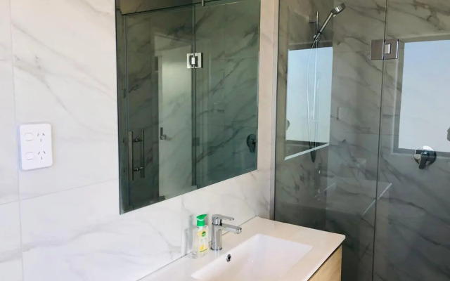 Modern & Luxurious Home 3