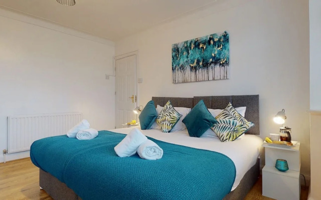 Charming 5-bed House in Romford