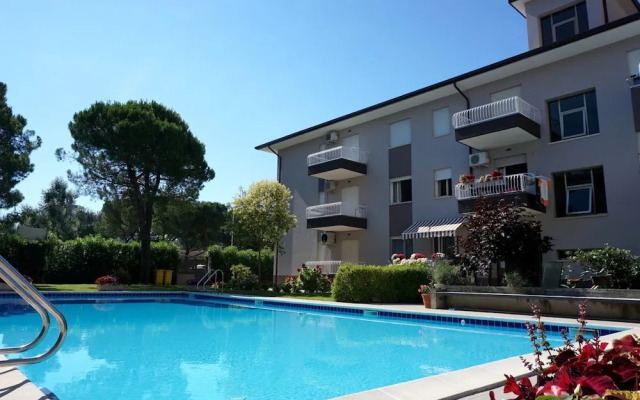 Beachside Flat With Shared Pool