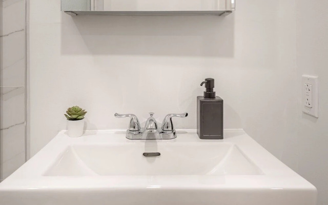Beautiful Private Bedroom in Mile-End