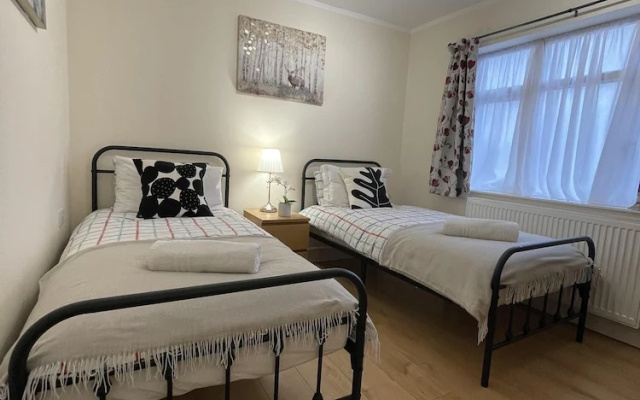 Spacious one Bedroom Apartment With Free Parking