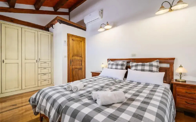 Beautiful Stone Villa in Tinjan With Swimming Pool