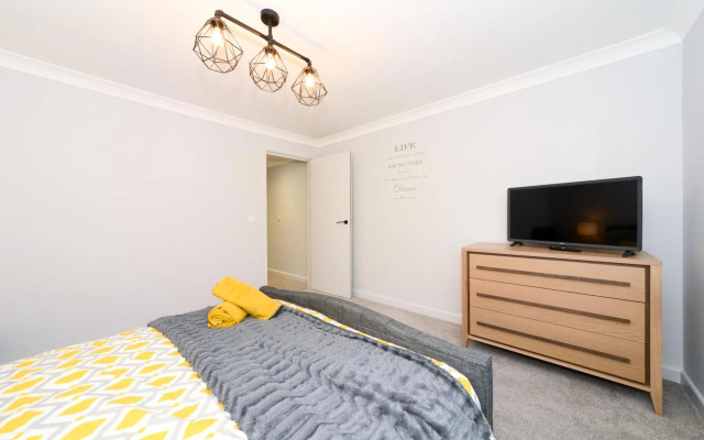 Amazing Apartment near Bournemouth, Poole & Sandbanks - WiFi & Netflix - Newly Renovated! Great Location!