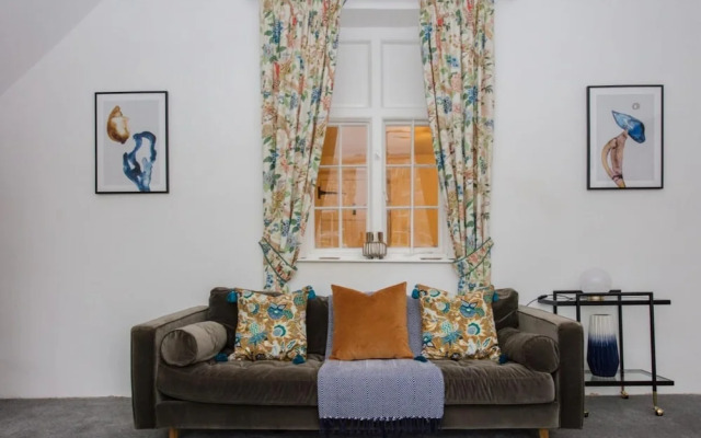 The Royal Retreat -elegant 7bdr With Garden