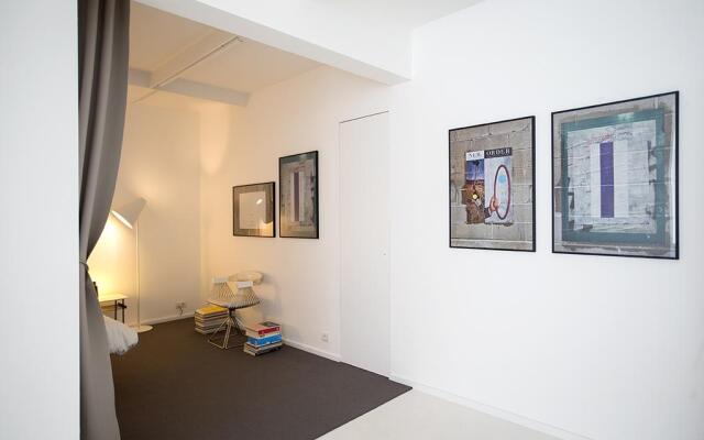 Apartment Wake up in Art
