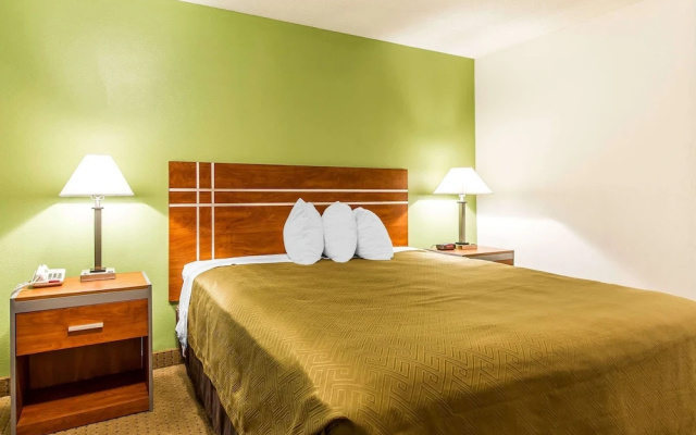 Econo Lodge & Suites
