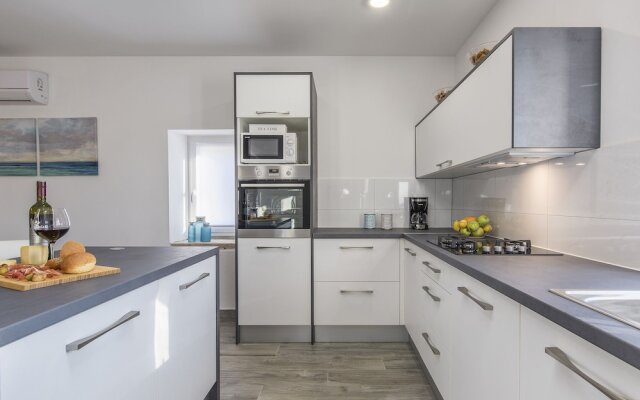 Beautiful Stone House with Large Garden And Private Pool