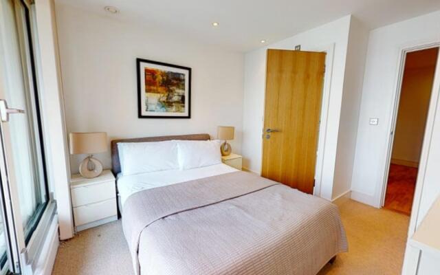 Deluxe Two Bed Apartment w Balcony in Canary Wharf