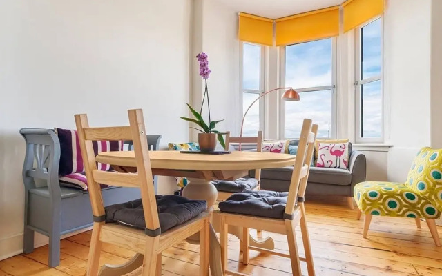 Bright Spacious and Luxurious Central Apartment