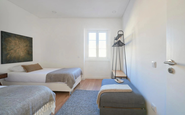 Deluxe Apt at Amazing Prime Location, By TimeCooler