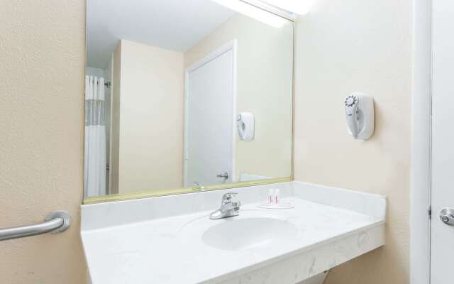 Super 8 by Wyndham Hull Street Midlothian / Richmond Area