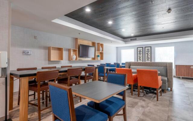 Holiday Inn Express Hotel & Suites Petersburg-Dinwiddie, an IHG Hotel