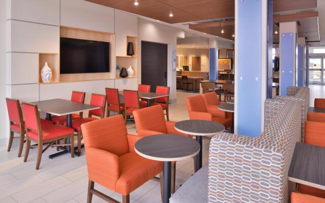 Holiday Inn Express & Suites Madison, an IHG Hotel