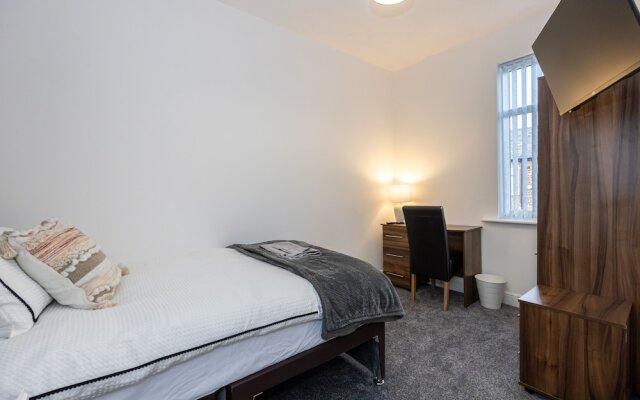 Charming 4-bed Guest House in Salford