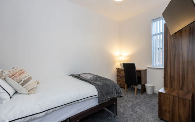 Charming 4-bed Guest House in Salford