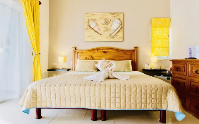 Room in B&B - Deluxe Family Comfort Balcony Room With Pool Playacar Ii