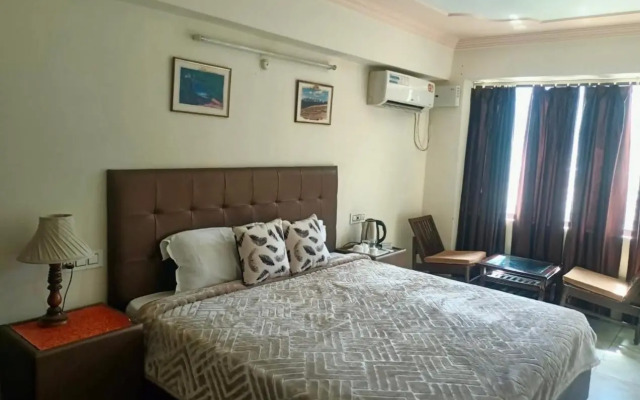 OYO 28555 Sandalee Comforts