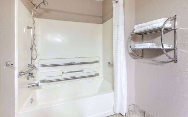 Super 8 by Wyndham Roseville/Detroit Area