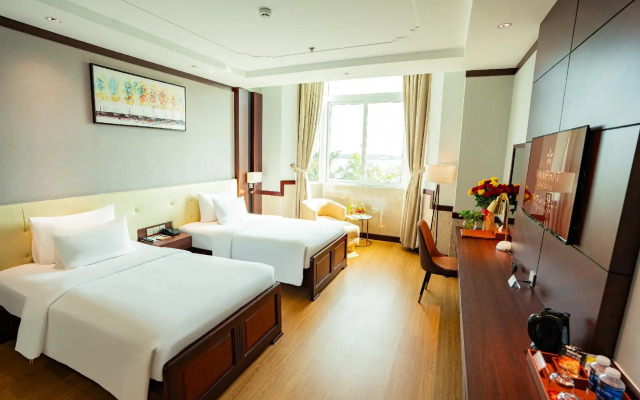 Van Phat Riverside Hotel