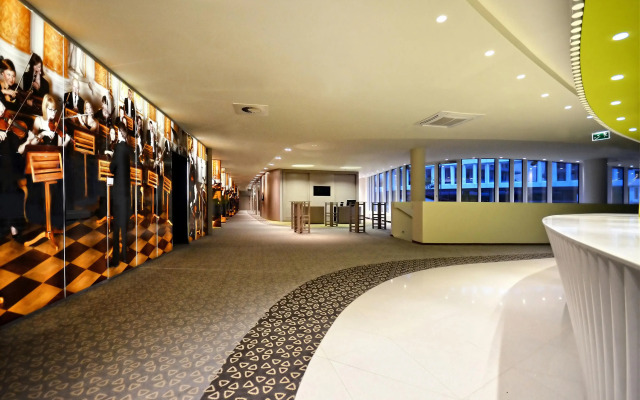 Sound Garden Hotel Airport