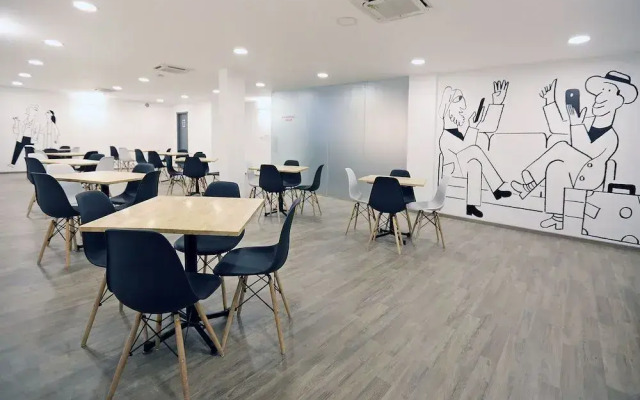 OYO Townhouse 017 HUDA City Center