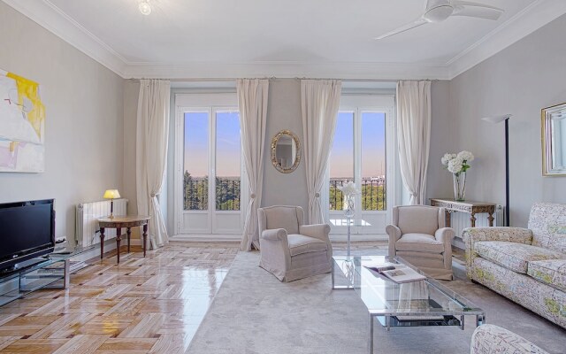 Large 3 Bd Apartm 200 M Square with View To the Royal Palace. Palacio