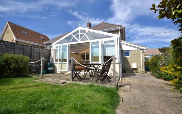 4 Brooks Close