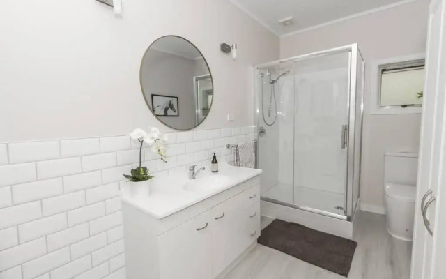 The Pool House, Romantic Country, King Bed