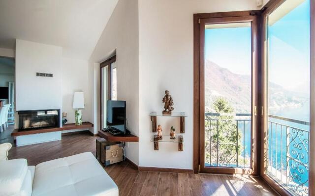 Argegno Wonderful View - by Myhomeincomo