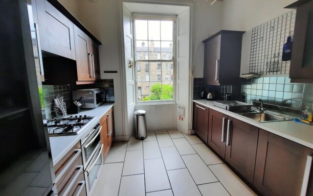 297 Charming Spacious 2 Bedroom Apartment in the Centre of Edinburgh s Old Town