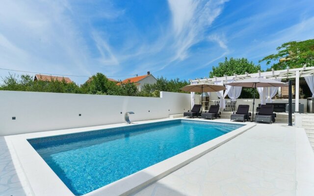 Holiday House Viktoria With Pool For 14 People