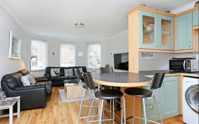 Sophisticated Apt in Trendy Leith Port District