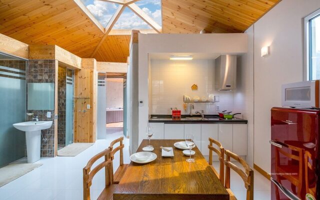 Harbor House poolvilla couple