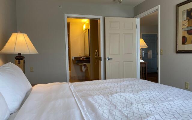 Staybridge Suites Milwaukee West-Oconomowoc, an IHG Hotel