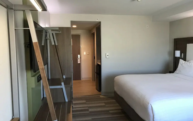 Holiday Inn Express & Suites Miami Airport East, an IHG Hotel