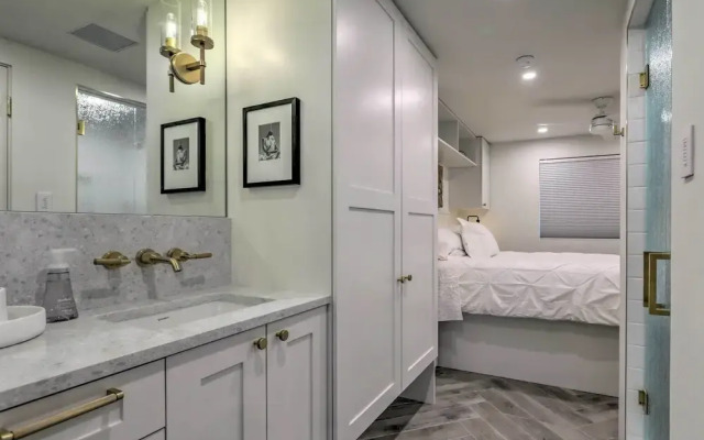 Aspen Condo w/ Mountain Views & Ski Access!