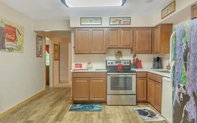 Thirsty Bear Den - Relaxing Pet Friendly Cabin In Gatlinburg 3 Bedroom Home by Redawning