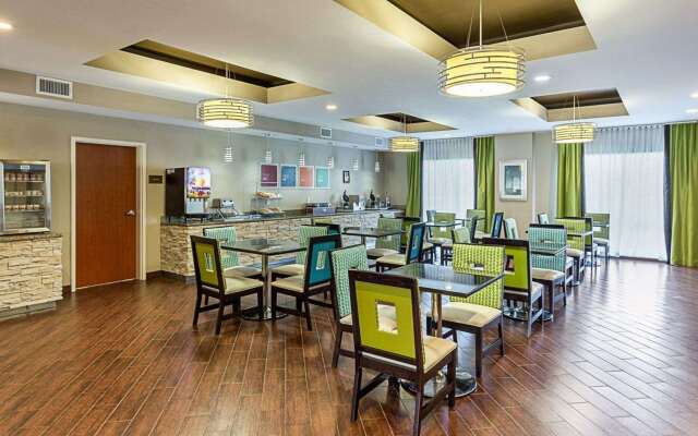Comfort Suites near Tanger Outlet Mall