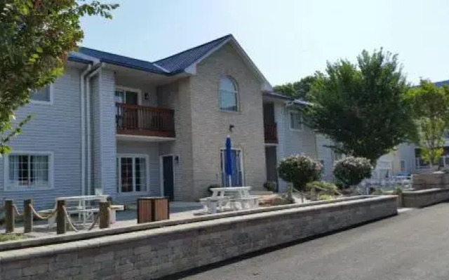 Put-in-Bay Poolview Condo #7