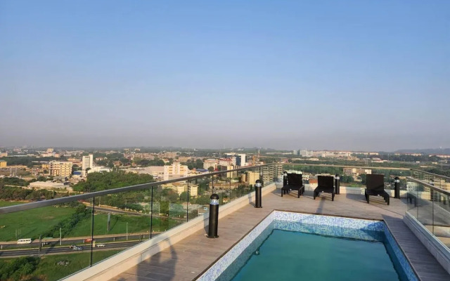 Impeccable & Cozy Gem-5 Star Location - Pools, Gym