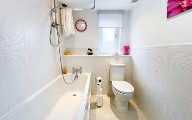 Glasgow Ellerslie Path 2bd Home - Parking