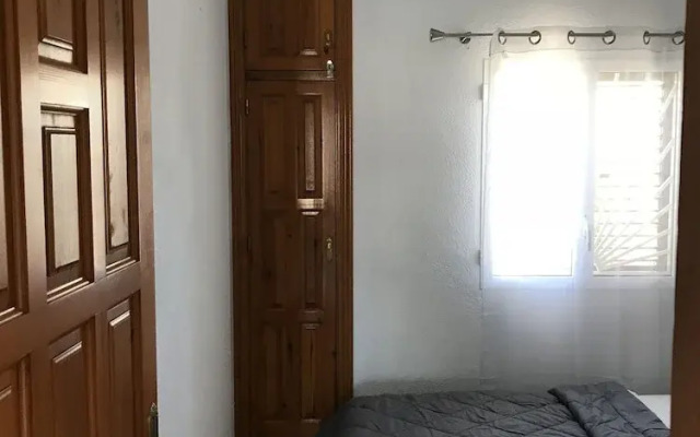 2-bed Apartment 10 min Drive to the Beach!