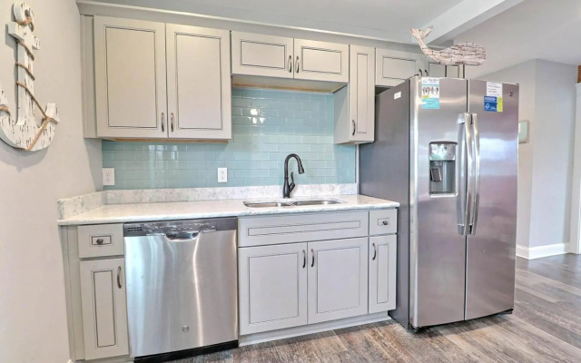 4059 - Bikinis & Martinis