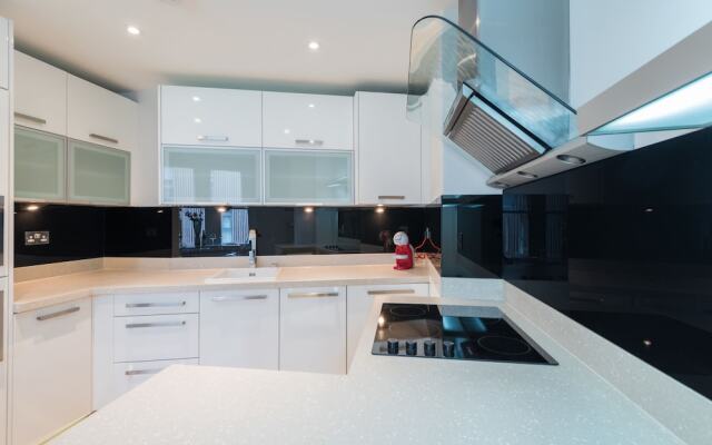 Delightful Dalston Home with Beautiful Balcony